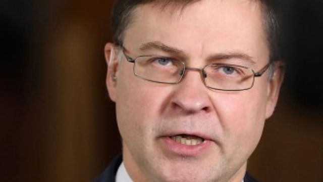 <p>
	Новият еврокомисар по търговията Валдис Домбровскис.&nbsp;<em>Снимка: Bloomberg L.P.</em></p>
