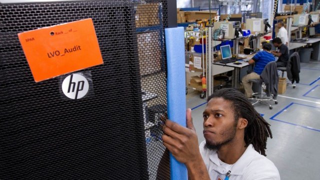 <p>
	Hewlett-Packard продължава да реже работни места. <em>Снимка: Ройтерс</em></p>
