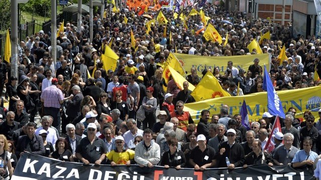 <p>
	Протест срещу правителството на Ердоган малко след трагедията в Сома. <em>Снимка: Ройтерс</em></p>
