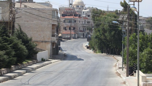 Опустяла улица в Марджаюн, Южен Ливан, след израелските атаки по цели в района. Снимка: EPA/Str