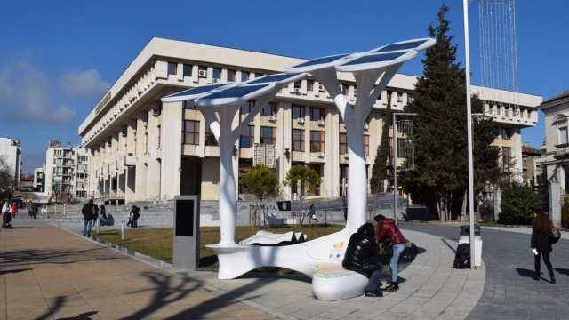<p>
	Соларното дърво в центъра на града.<em> Снимка: община Бургас</em></p>
