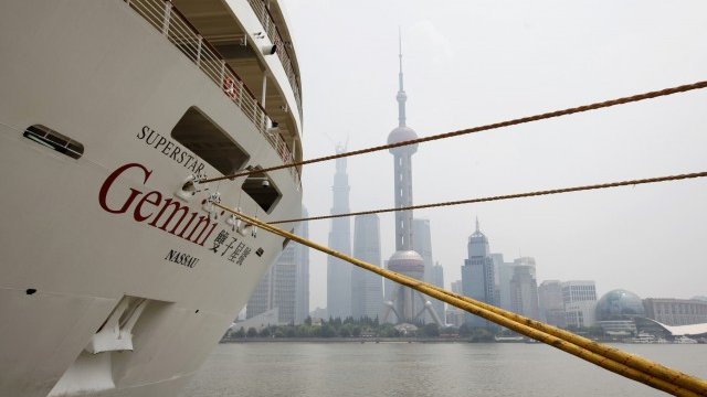 <p>
	Круизен кораб е акостирал на пристанището в Шанхай. <em>Снимка: Ройтерс</em></p>
