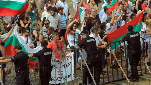 <p>
	Протестиращите срещу кабинета &quot;Орешарски&quot; бяха обградили сграда на Народното събрание. <em>Снимка: БТА</em></p>
