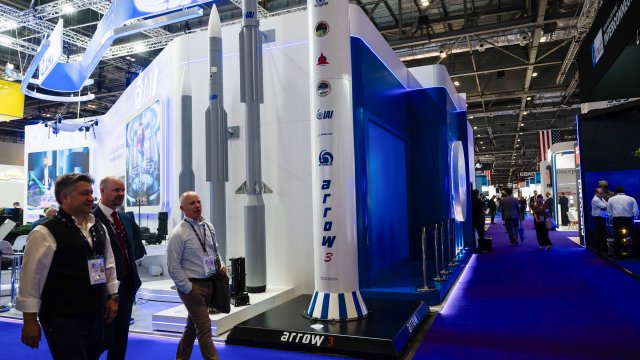 Модел на ракети Arrow 3 по време на изложение в Лондон. Снимка: Jose Sarmento Matos/Bloomberg