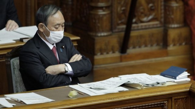 <p>
	<em>Йошихиде Суга. Снимка:&nbsp;Kiyoshi Ota, Bloomberg</em></p>
