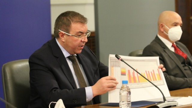 <p>
	Министърът на здравеопазването по време на днешния брифинг. <em>Снимка: БГНЕС</em></p>
