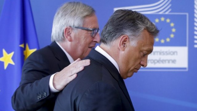 <p>
	Жан-Клод Юнкер и Виктор Орбан през 2015 г.&nbsp;<em>Снимка:&nbsp;EPA/OLIVIER HOSLET</em></p>
