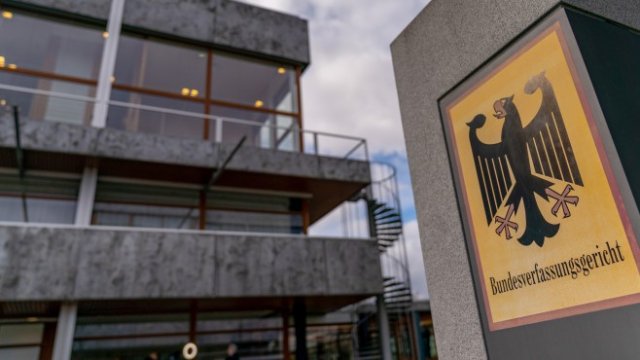 <p>
	<span class="s1">Федералният конституционен съд на Германия поиска от Европейската централна банка да докаже пропорционалността на програмата за изкупуване на държавен дълг от държавите в еврозоната.&nbsp; </span><em>Снимка: EPA/THORSTEN WAGNER</em></p>
