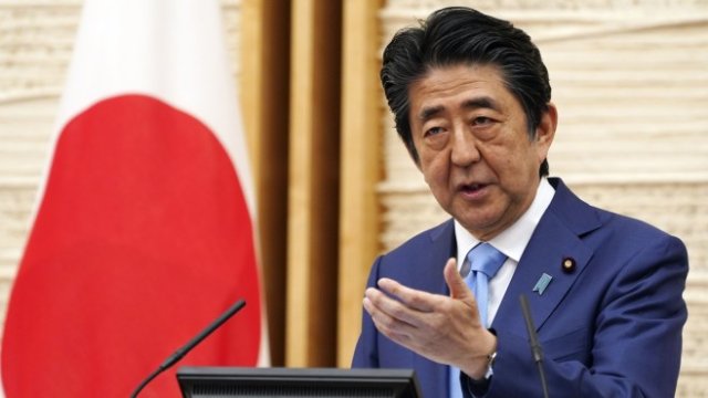 <p>
	Премиерът на Япония Шиндзо Абе. <em>Снимка: Eugene Hoshiko/Bloomberg</em></p>
