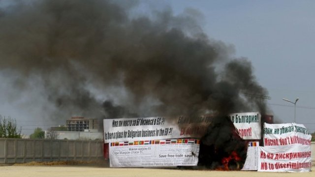 <p>
	Превозвачи запалиха камион край Пловдив в знак на протест срещу пакет &quot;Мобилност&quot;, 4 април 2019 г. <em>Снимка: БТА</em></p>
