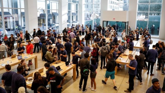 <p>
	Първият ден от продажбата на iPhone 8. <em>Снимка: Ройтерс</em></p>
