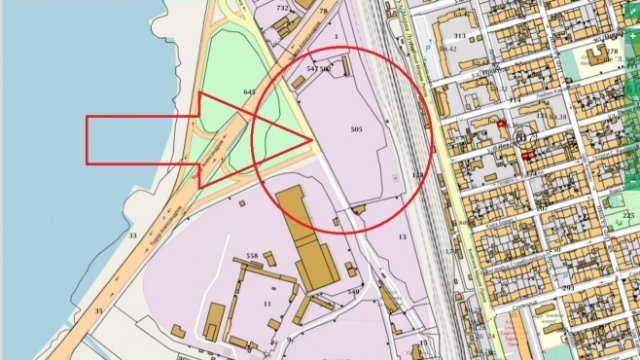 <p>
	<em>Снимката е от cadastre.bg. Имотът се намира в непосредствена близост до Бургаско езеро, в края на обиколния път на Бургас. Реално всички пътуващи до София или Пловдив от Созопол минават покрай този имот, ако ползват обиколния път на Бургас.</em></p>
