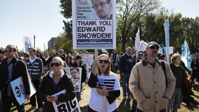 <p>
	Преди дни хиляди американци протестираха във Вашингтон с искане за по-строг контрол на дейността на службите по сигурността. <em>Снимка: Ройтерс</em></p>
