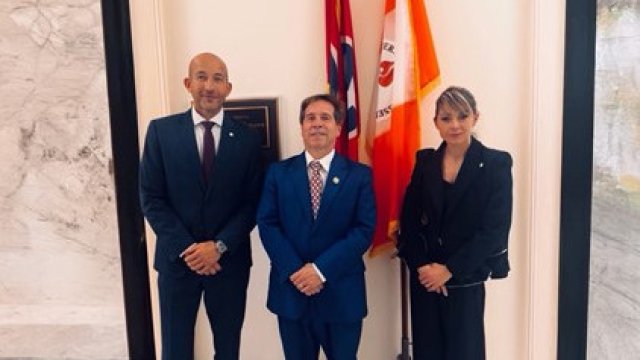 Председателят на УС на &bdquo;Главболгарстрой&ldquo; Калин Пешов с конгресмен Чарлз &bdquo;Чък&ldquo; Флашман, председател на подкомисията по развитие на енергетиката и водните ресурси, и Пламена Ненкова, заместник изпълнителен директор &bdquo;Международни отношения и бизнес развитие&ldquo; в ГБС