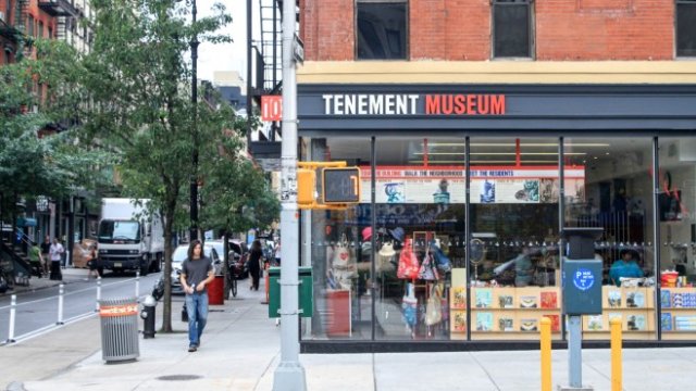 <p>
	The Tenement Museum в Манхатън. <em>Снимка: Lili Rosboch/Bloomberg</em></p>
