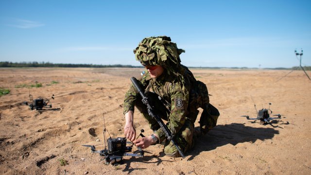 Войник на естонската армия подготва дрон по време на военно учение на 20 май. Снимка: Bloomberg LP