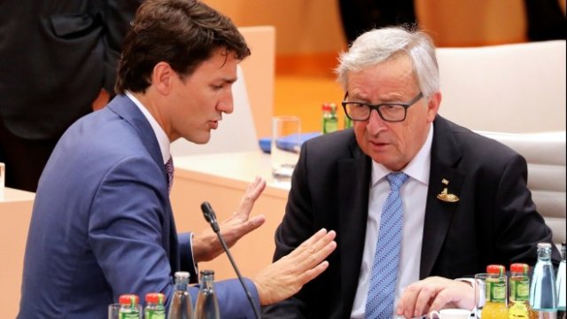 <p>
	Канадският премиер Джъстин Трюдо (вляво) и Жан-Клод Юнкер.&nbsp;<em>Снимка: Ройтерс</em></p>
