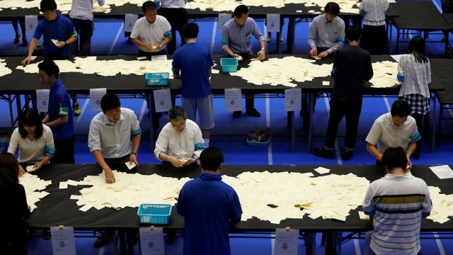 <p>
	Преброяване на бюлетините от изборите в Токио. <em>Снимка: Ройтерс</em></p>
