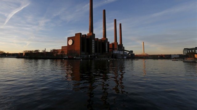 <p>
	Заводът във Волфсбург, Германия. Снимка: Ройтерс</p>
