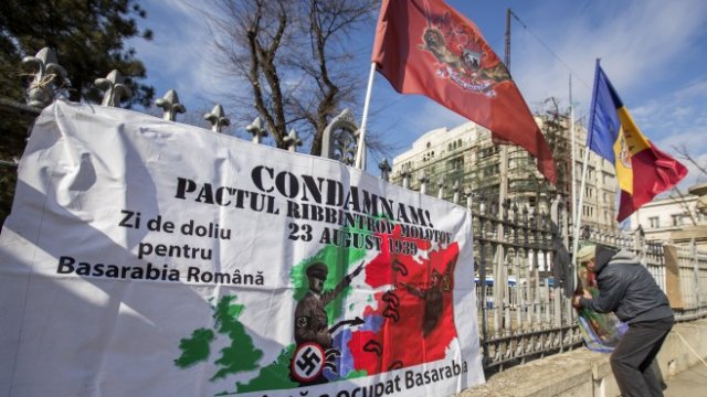 <p>
	Протест в Кишинев срещу присъствието на руски войски в Преднестровието. <em>Снимка: EPA/DUMITRU DORU</em></p>
