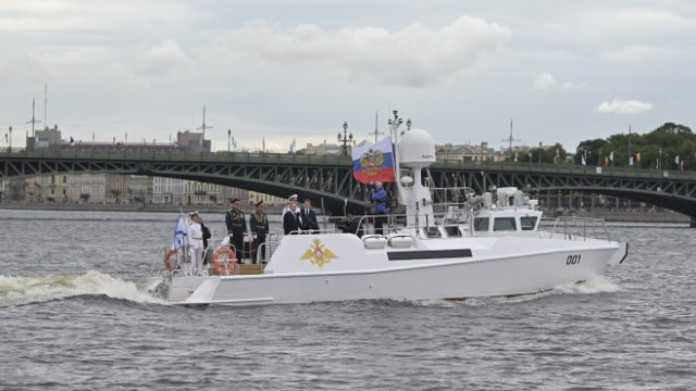<p>
	Путин по време на празника на руските ВМС в неделя. <em>Снимка: EPA/MIKHAIL KLIMENTYEV / SPUTNIK / KREMLIN POOL MANDATORY CREDIT</em></p>
