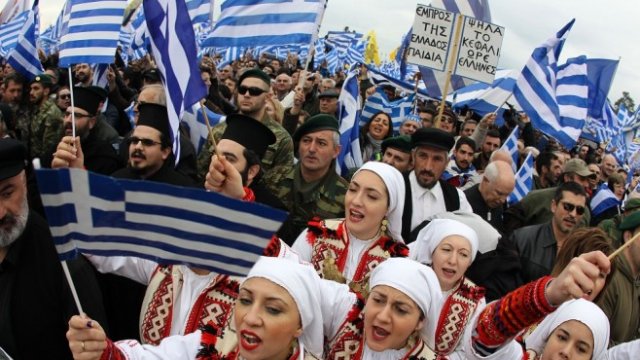 <p>
	Протест в Солун срещу името на Македония. <em>Снимка: Архив Олег Попов, Investor Media Group</em></p>

