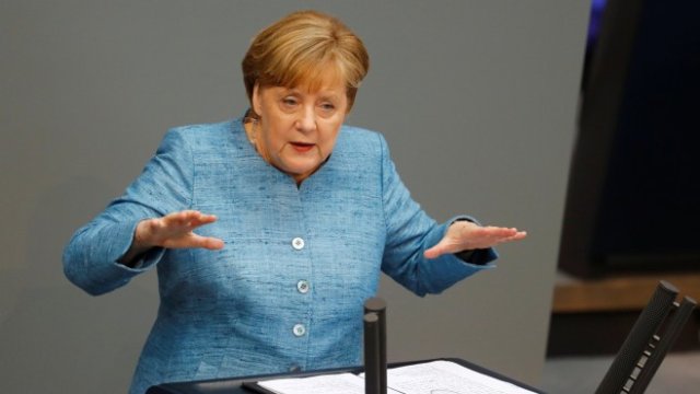 <p>
	Ангела Меркел по време на днешната реч пред парламента. <em>Снимка: Ройтерс</em></p>
