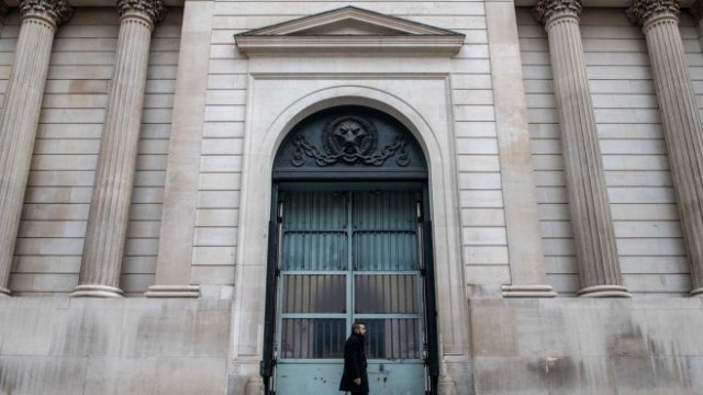 <p>
	Инвеститорите залагат на по-малко от 50%-ов шанс АЦБ да вдигне лихвите с между 0,1-0,25%.&nbsp;<em>Снимка:&nbsp;Chris J. Ratcliffe/Bloomberg</em></p>
