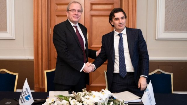 <p>
	Дмитрий Панкин, президент на ЧБТР (вляво) и Тодор Тодоров, изпълнителен директор на Националния гаранционен фонд (вдясно). <em>Снимка: ЧБТР</em></p>
