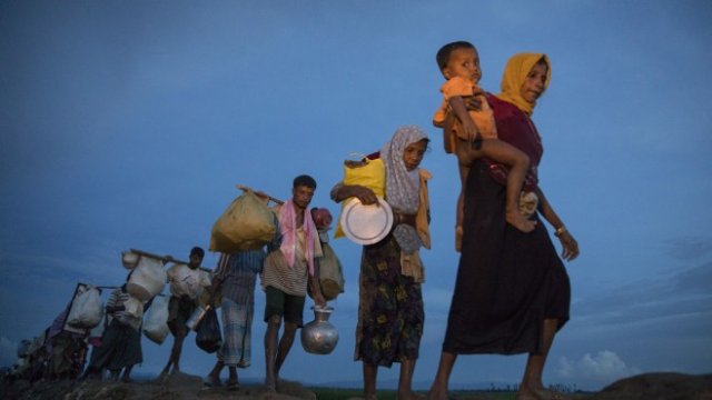 <p>
	Facebook стана толкова популярен в Мианмар, че за по-голямата част от неговите цифрово свързани жители социалната мрежа се превърна в синоним на самия интернет.&nbsp;<em>Снимка: Bloomberg&nbsp;</em></p>
