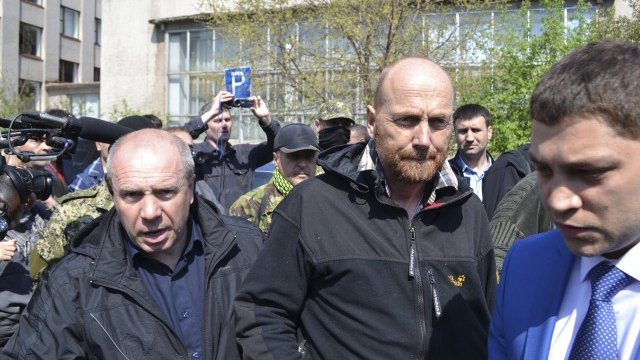 <p>
	Аксел Шнайдер (в ср.) - един от освободените наблюдатели. <em>Снимка: Ройтерс</em></p>
