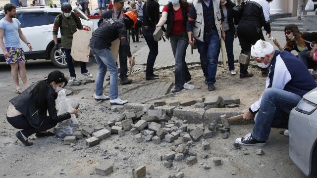 <p>
	Улични боеве в Одеса. <em>Снимка: Ройтерс</em></p>
