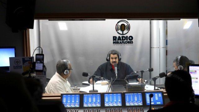 <p>
	Социалистическият президент Ноколас Мадуро възнамерява да посети през идните седмици редица страни &ndash; производители на петрол, за да рекламира сключеното през ноември споразумение на ОПЕК. <em>Снимка: Ройтерс</em></p>
