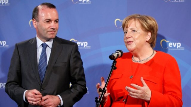 <p>
	Манфред Вебер и Ангела Меркел по време на събитие на ЕНП по-рано тази година. <em>Снимка: Ройтерс</em></p>
