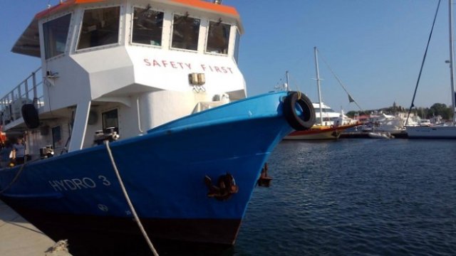 <p>
	Корабът на екипа, който работи по отстраняването на мазута от потъналия през 1921 г. край Созопол американски търговски кораб &bdquo;Мопанг&rdquo;. <em>Снимка: БТА&nbsp;</em></p>
