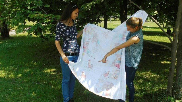 <p>
	Двете млади дами и техният продукт. <em>Снимка:&nbsp;Upgrade U</em></p>
