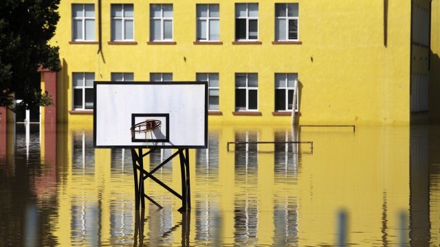 <p>
	Наводненията и градушките от миналата година повлияха осезаемо на застрахователния пазар. <em>Снимка: Ройтерс</em></p>
