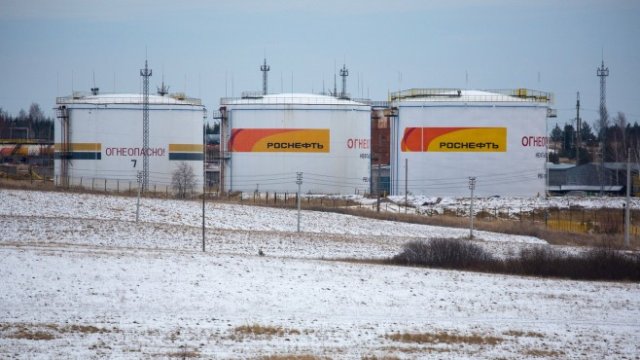 <p>
	<em>Резервоари за съхранение на петрол в находище на &quot;Роснефт&quot; край село Соколовка, Русия. Снимка: Andrey Rudakov/Bloomberg</em></p>
