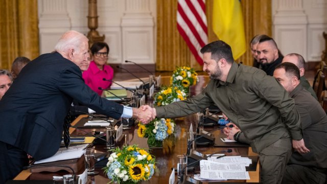 Джо Байдън и Володимир Зеленски по време на срещата им в Белия дом. Снимка: Drew Angerer/Getty Images