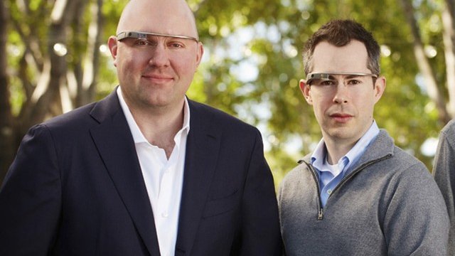 <p>
	Марк Андрийсен&nbsp;от Andreessen Horowitz и Бил Марис от Google Ventures демонстрират устройството. <em>Снимка: Ройтерс</em></p>
