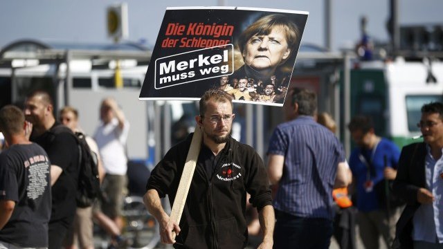 <p>
	Участници в движението &quot;Ние за Берлин и Ние за Германия&quot; протестират в германската столица срещу политиката на Меркел. <em>Снимка: Ройтерс</em></p>
