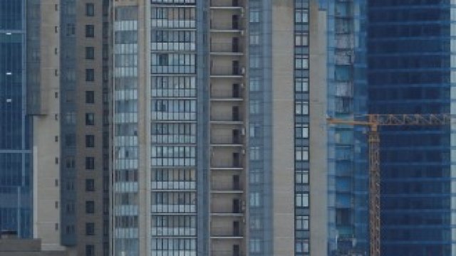 <p>
	Жилищни сгради в Москва.&nbsp;<em>Снимка: Архив Ройтерс</em></p>
