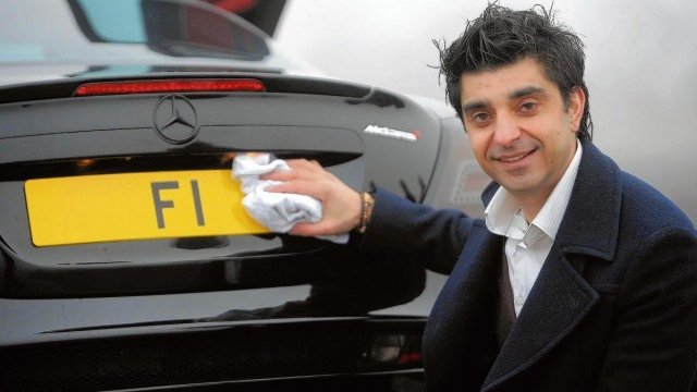 <p>
	Афзал Кан позира с уникалната регистрационна табела. <em>Снимка: Kahn Design</em></p>
