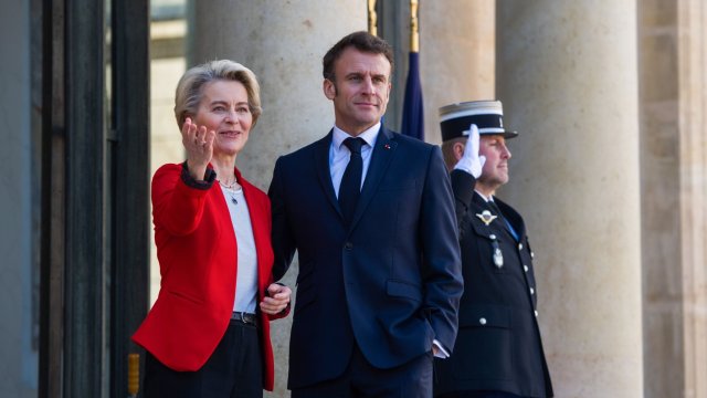 Фон дер Лайен (вляво) и Макрон. Снимка: Nathan Laine/Bloomberg