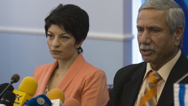 <p>
	<em>Още преди месец Десислава Атанасова положи основите на сътрдничество с Израел на среща с посланика&nbsp;у нас Шаул Камиса-Раз.</em> Снимка: БТА</p>
