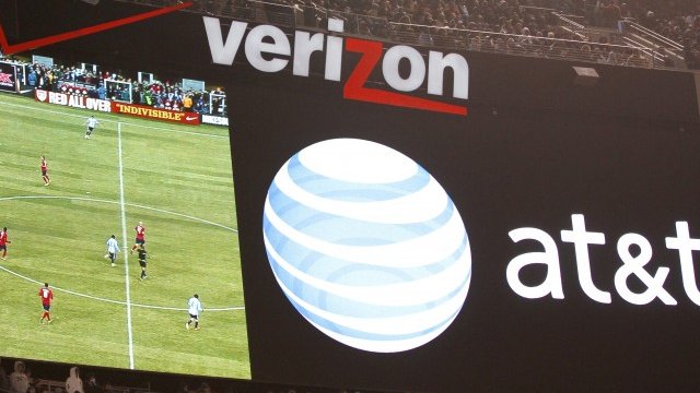 <p>
	AT&amp;T и Verizon въвеждат по-високи такси за клиентите си, за да намалят загубите си при субсидирането на скъпия iPhone. <em>Снимка: Ройтерс</em></p>
