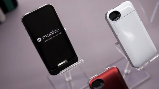 <p>
	Кейс с допълнителна батерия за iPhone, Снимка: <em>Ройтерс</em></p>
