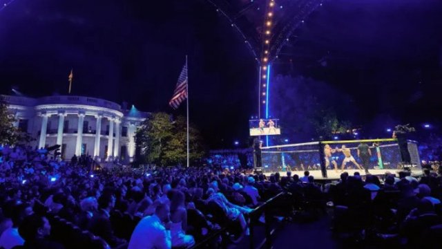 Мач за титлата в леката категория по време на турнира UFC Freedom 250, който се проведе на Южната поляна на Белия дом във Вашингтон Снимка: Bloomberg LP