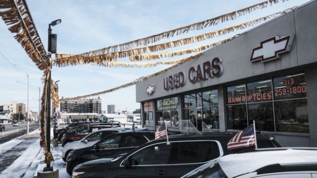 <p>
	Нарастващите цени на употребяваните автомобили също насърчават силно инфлацията. На снимката е дилърство на Ford за коли втора употреба в Детройт. <em>Снимка: Matthew Hatcher/Bloomberg</em></p>
