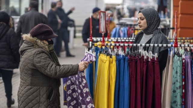 <p>
	Очакванията за размера на инфлацията до края на 2022 г. варират значително от 17 до 46 на сто.<em> Снимка:<em> Moe Zoyari/Bloomberg</em></em></p>
